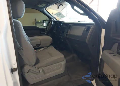 2013 Ford F150 z USA, uszkodzony, nr VIN 1FTMF1CF2DFD52330